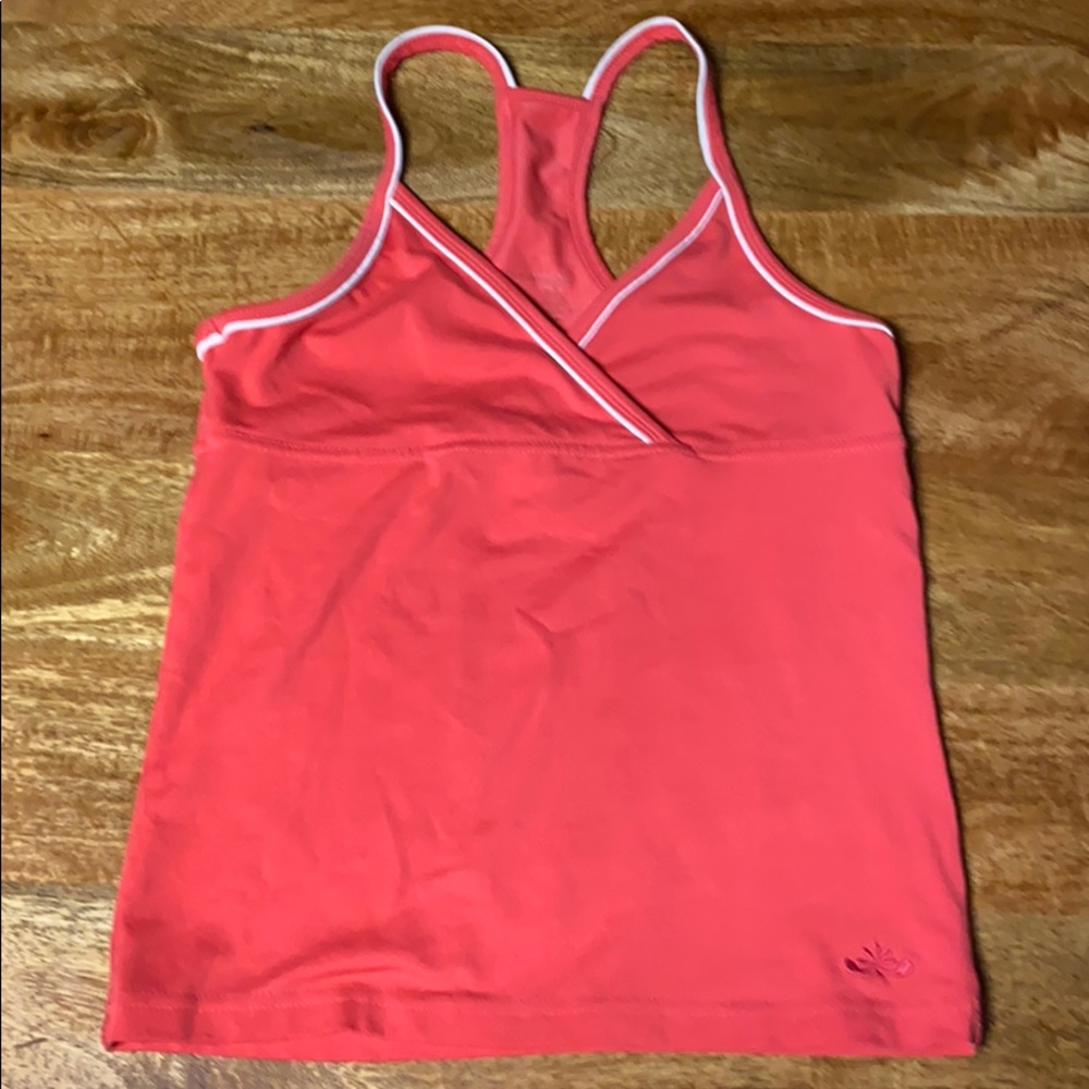 Workout tank with shelf bra